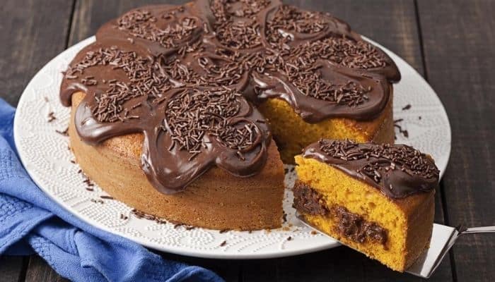 Como Fazer Bolo de Cenoura Com Recheio de Brigadeiro
