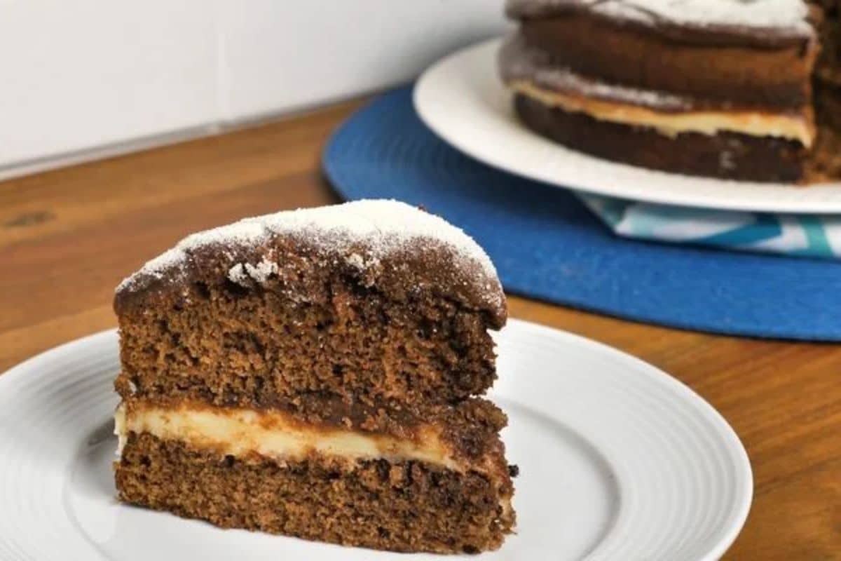 Bolo de Chocolate com Recheio de Ninho