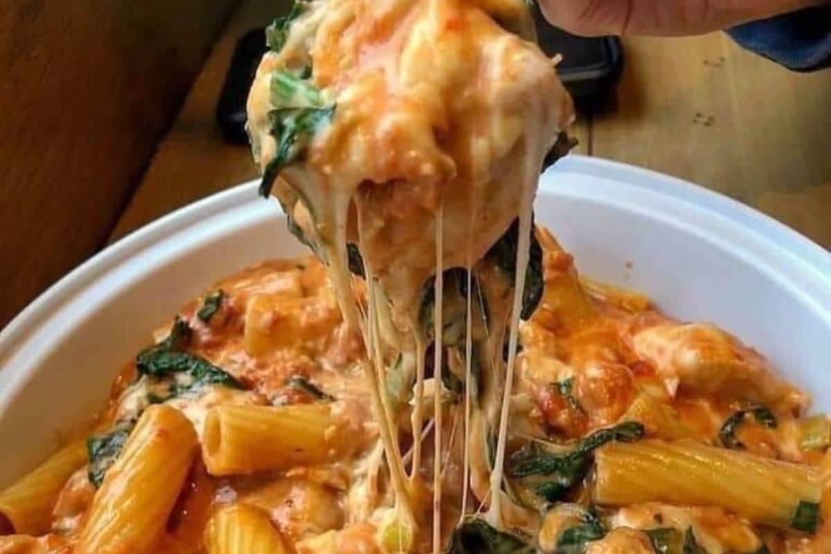 Macarrão com Molho Napolitano Queijo e Manjericão 