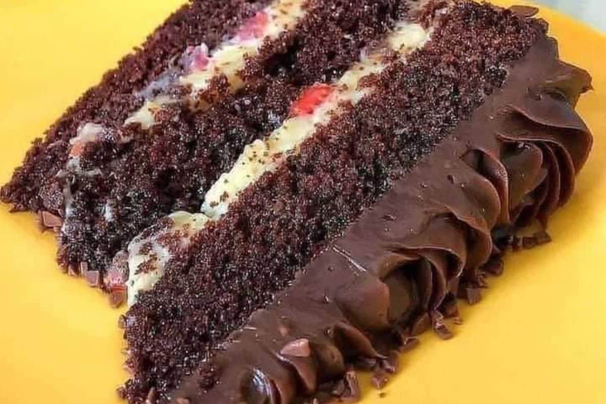 Bolo de Chocolate Recheado Com Morango
