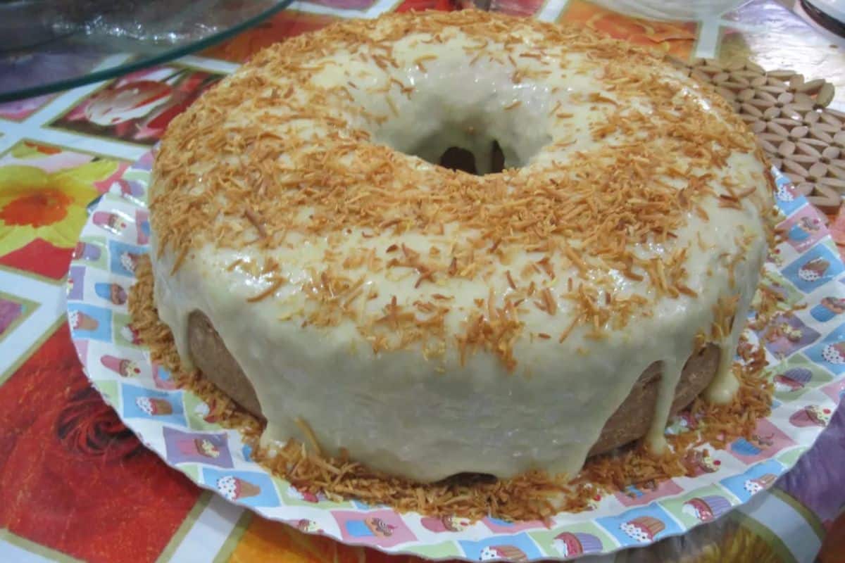 Bolo de Coco Queimado com Cobertura de Brigadeiro de Coco