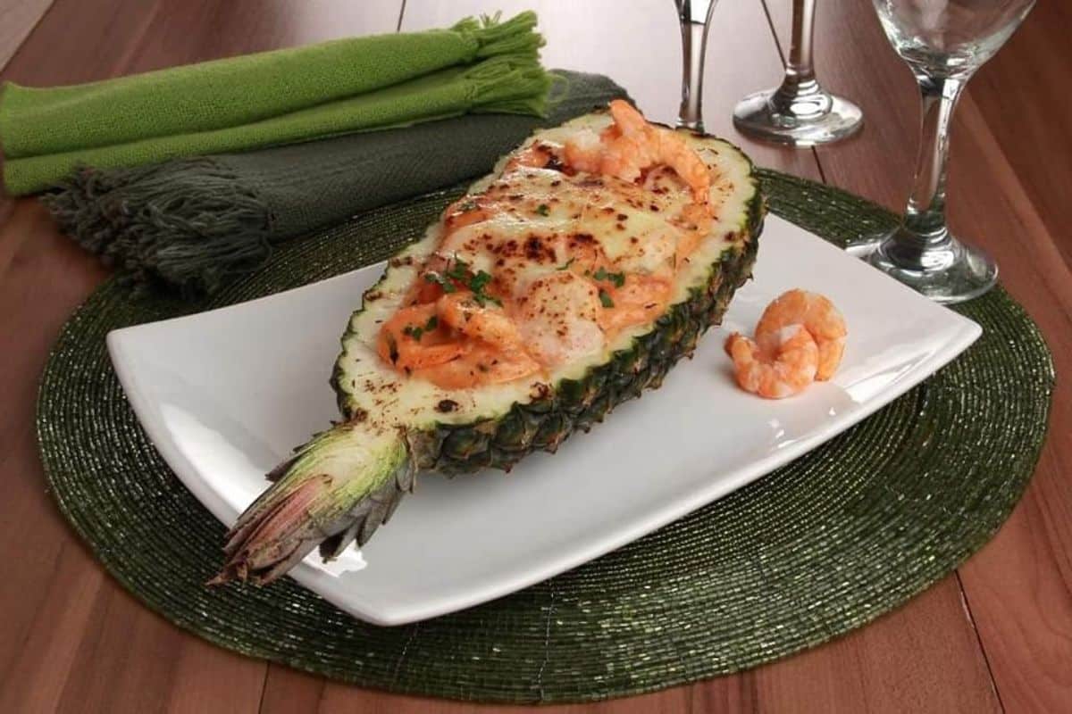 Camarão Gratinado no Abacaxi