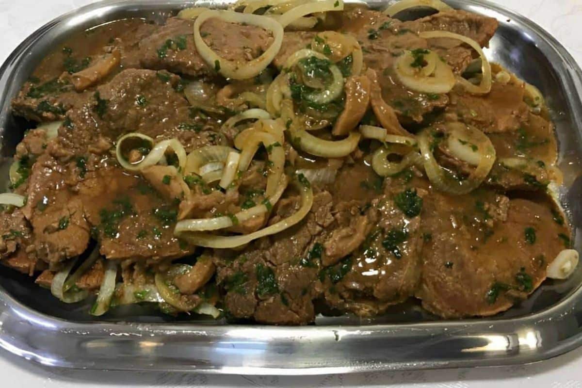 Bife de Panela Com Cebola: Macio e Suculento Perfeito Para o Almoço ou Jantar