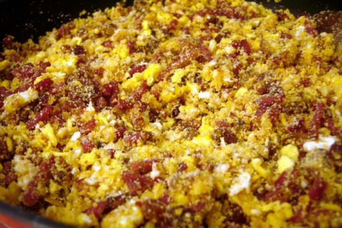Farofa Com Ovos e Bacon: Prática e Deliciosa