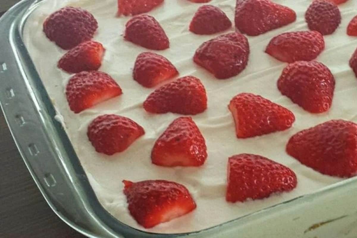 Torta na Travessa de Ninho Com Morango