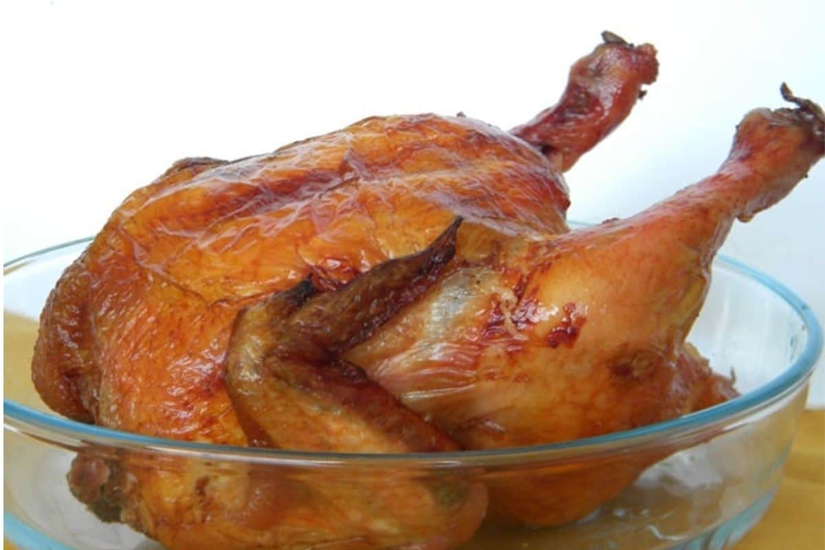 Deixe sua Cozinha Cheirosa Com um Frango Assado Suculento e Crocante