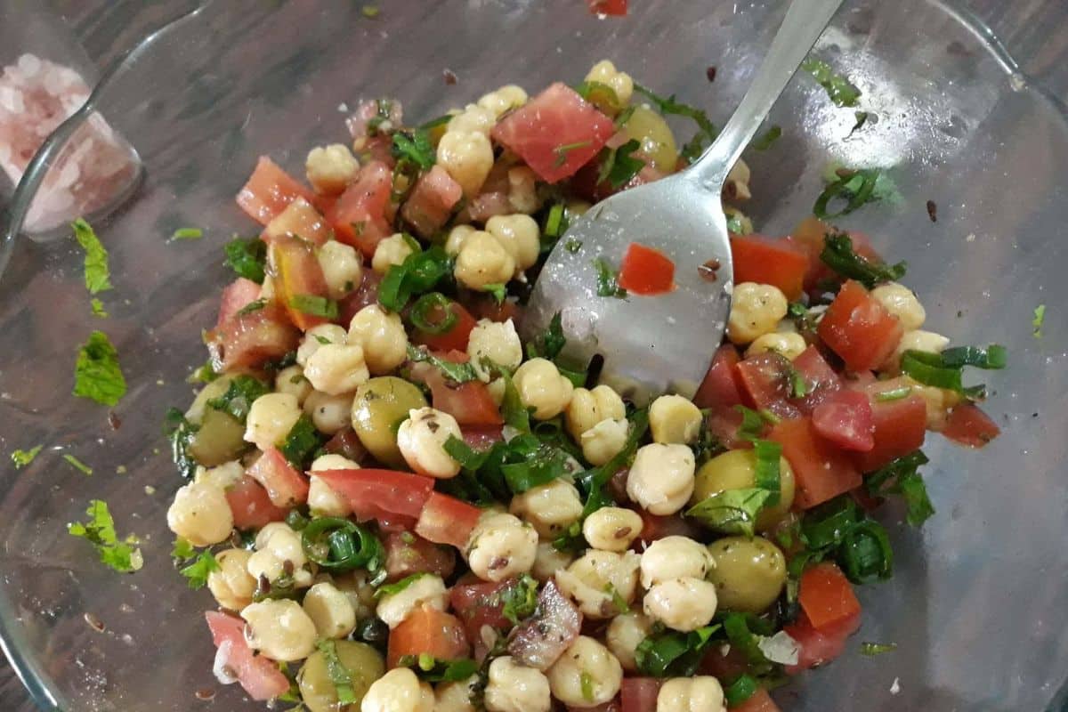 Salada de Grão de Bico Com Legumes Deliciosa