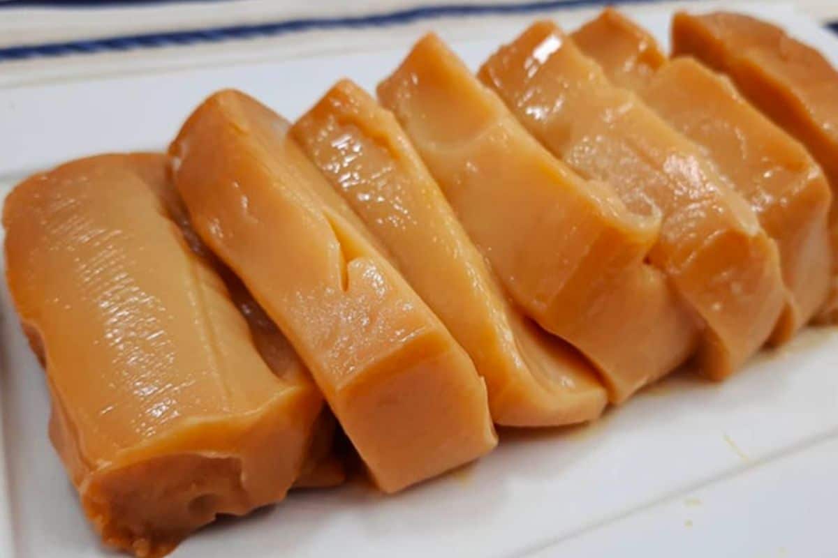 Doce nuvem marrom de leite condensado