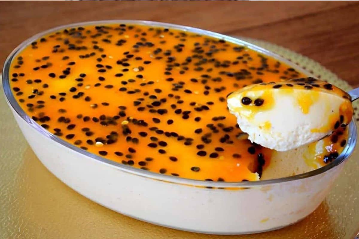 Mousse de maracujá feito com a fruta