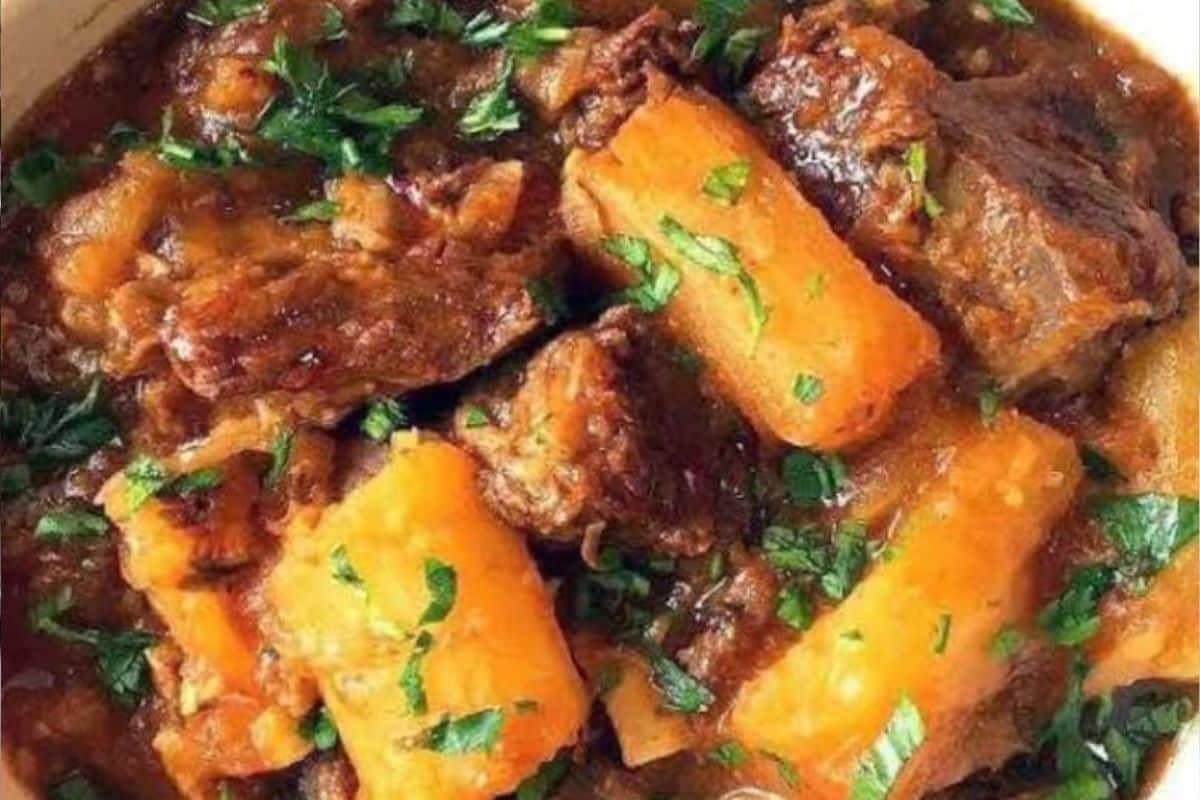 Vaca atolada ou costela com mandioca na pressão