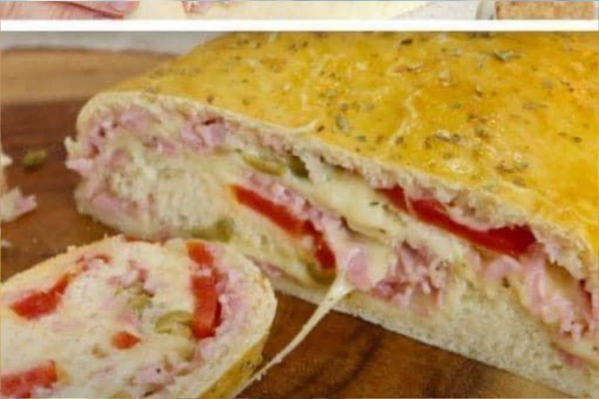 Pão recheado com muçarela, presunto, tomate e azeitona o lanche perfeito