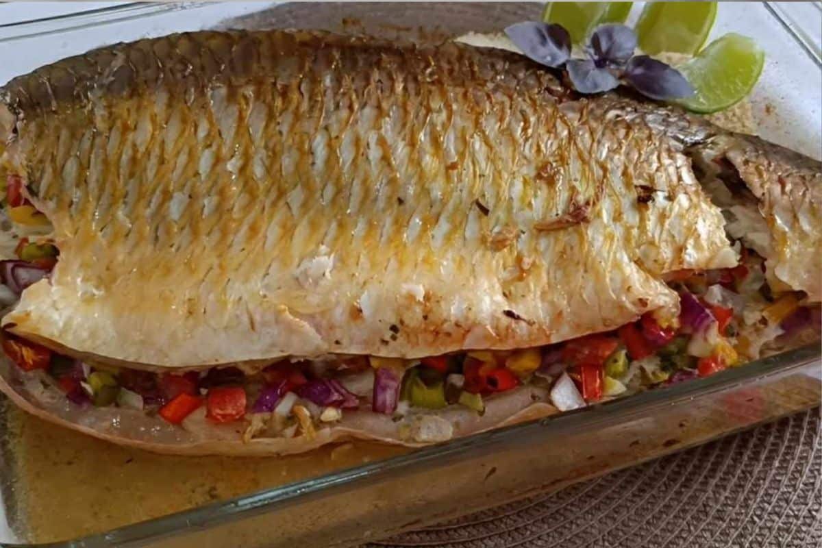 Peixe assado no forno com vinagrete