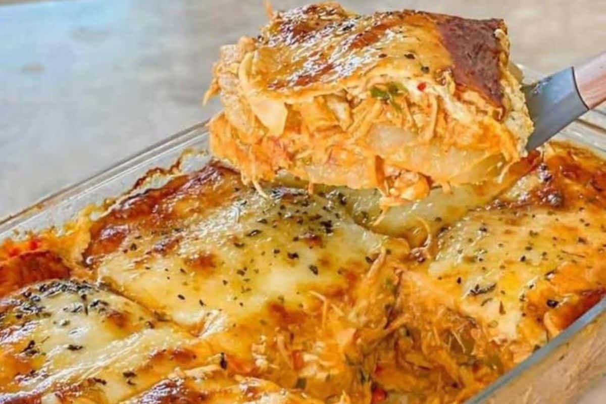 Frango Desfiado com Batatas ao Forno: Uma Receita Saborosa e Reconfortante