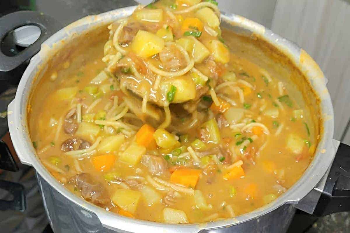 Sabor e Nutrição em um Prato: A Delícia da Sopa de Feijão com Carne e Macarrão