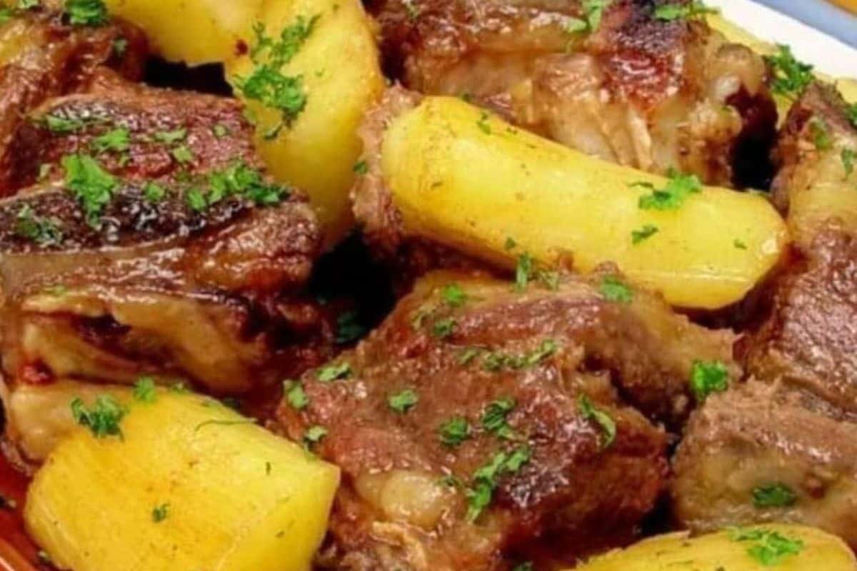 Costelinha Suína com Mandioca: Uma Explosão de Sabores que Derrete na Boca!