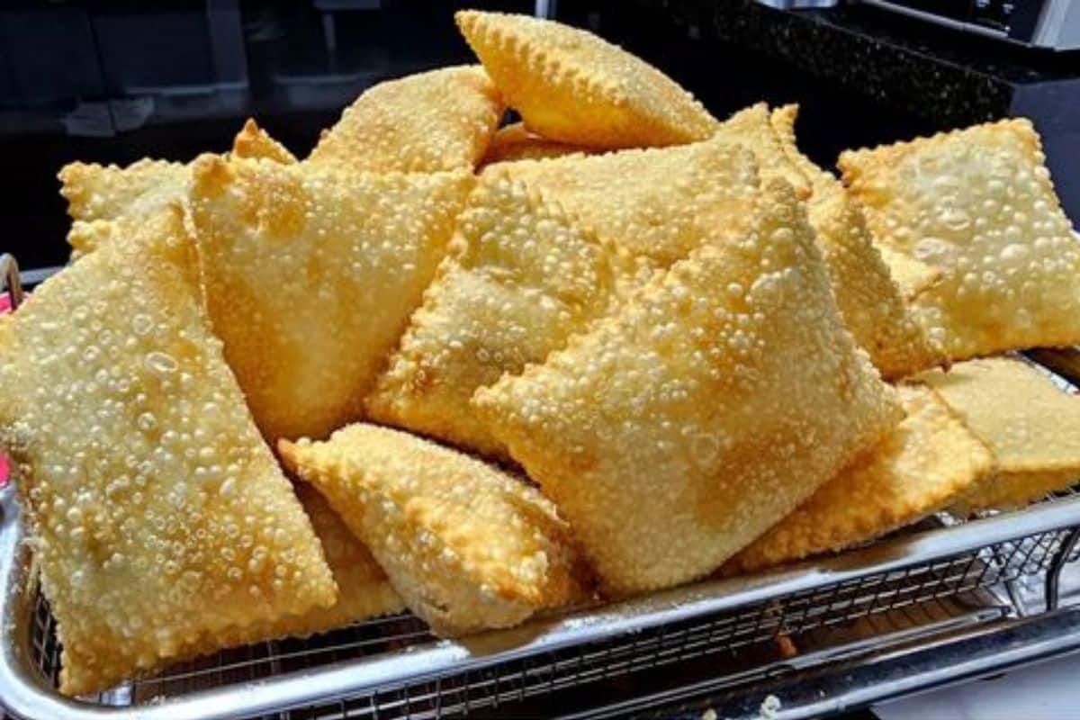 Pastel de feira com massa profissional de 3 ingredientes delicioso