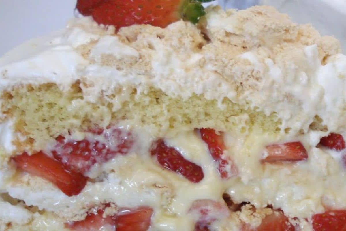 Como Fazer Bolo de Morango Recheado com Ninho