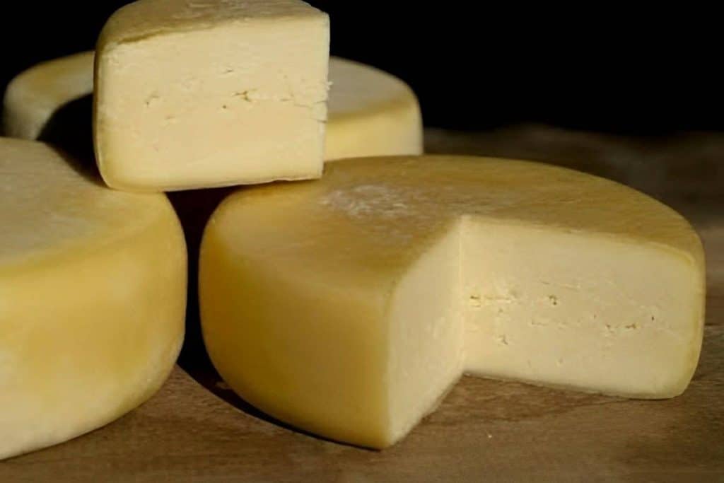 Queijo colonial caseiro um queijo saboroso e muito fácil de preparar