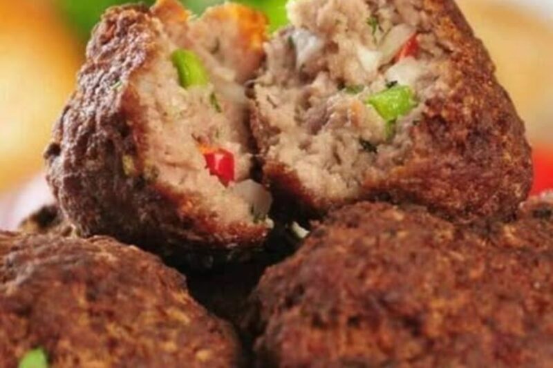 Quando faço esse Bolinho de Carne prático aqui em casa, não dá tempo nem de esfriar!