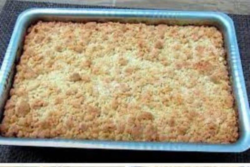 Quando faço essa receita de Cuca Alemã Fácil, o povo lá de casa limpa a forma em minutos