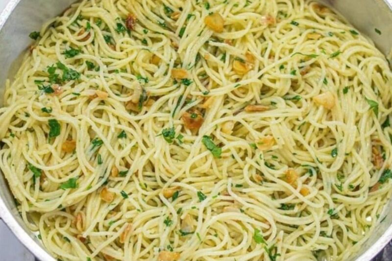 Macarrão alho e óleo tão bom que parece comida de restaurante