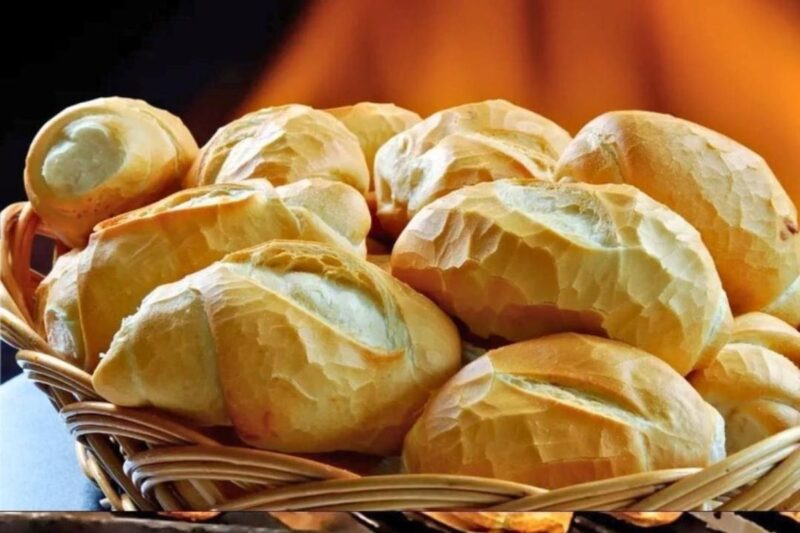 Quando faço essa receita de Pão Francês Caseiro fácil de preparar, não sobra um sequer na mesa!