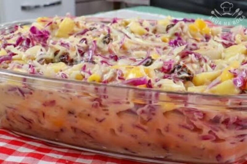 Aprendi essa salada tropical com repolho agridoce e agora não fico sem