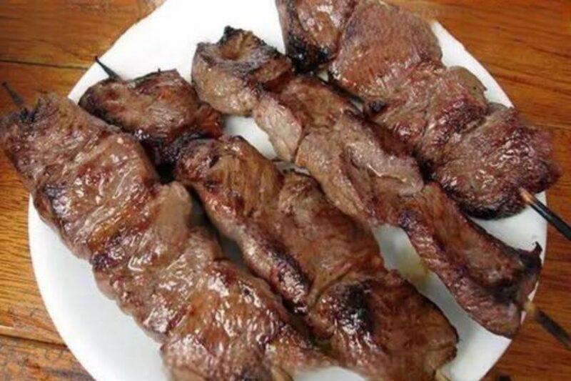 Quando faço essa receita de Espetinho de Churrasco, a vizinhanca toda aparece!
