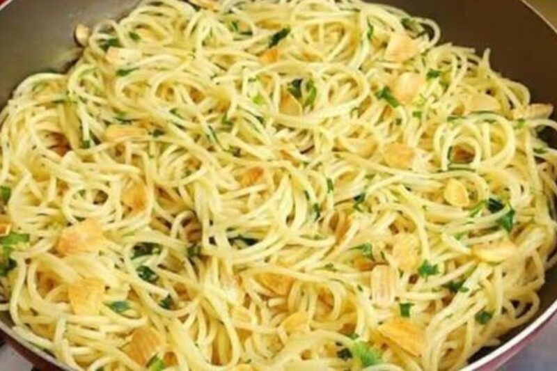 Macarrão Alho e Óleo de restaurante: faço aqui em casa e todo mundo raspa o prato!