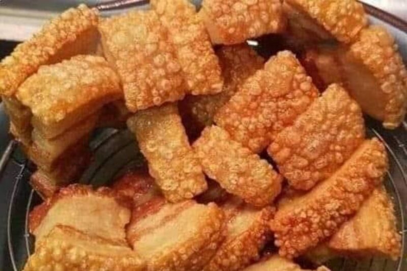 Quando coloco vinagre no torresmo, ele fica crocante e sequinho igual de restaurante!