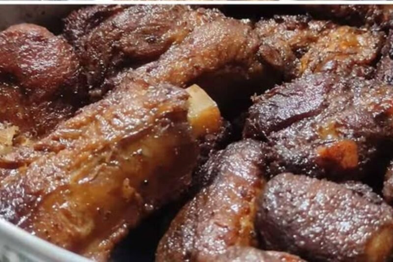Quando faço essa receita de Costelinha de Porco douradinha e suculenta, até quem não gosta de carne repete!