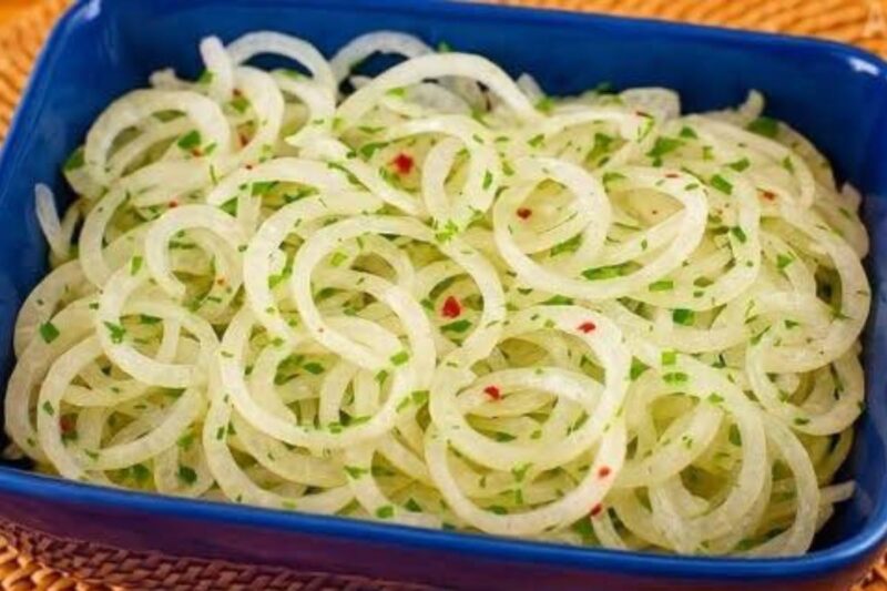Essa salada de cebola faz sucesso em todo churrasco aqui de casa